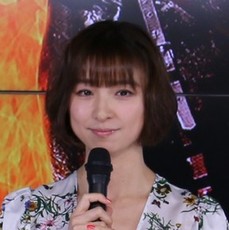 ショートヘアーで だんだん顔も丸くなってきてw 篠田麻里子 丸顔伝説 にファン歓声